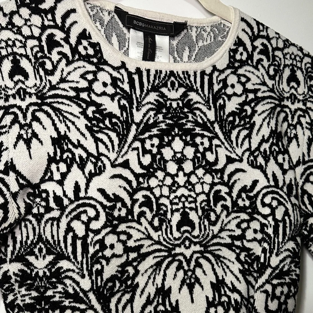 BCBGMaxAzria Black and White Floral Patterned Knit Crop Top - Picture 3 of 6